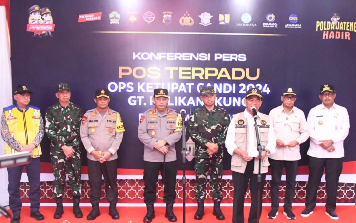 Panglima TNI Jenderal TNI Agus Subiyanto, S.E., M.Si. bersama Menteri Koordinator Bidang Pembangunan Manusia dan Kebudayaan (PMK) Prof. Dr. Muhadjir Effendy, M.A.P., dan Kapolri Jenderal Polisi Drs. Listyo Sigit Prabowo, M.Si., melaksanakan peninjauan kesiapan pelayanan mudik 2024 di Gerbang Tol Kalikangkung, Semarang, Jawa Tengah, Rabu (03/04/2024)