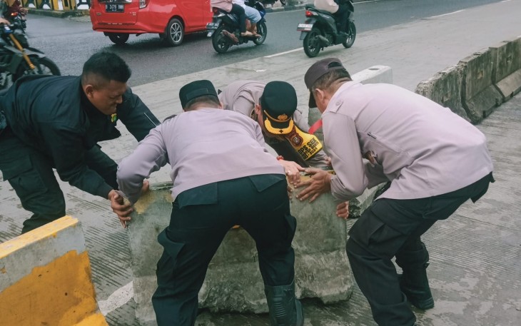 Personel Polsek Cengkareng Berjibaku di Tengah Banjir