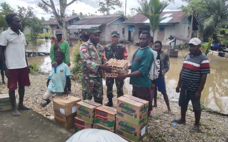 Koramil 1710-03/Kuala Kencana Beri Bantuan Sembako Kepada Warga Yang Terkena Musibah Banjir