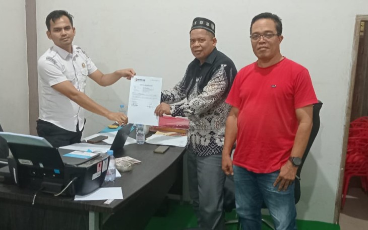 Calon anggota legislatif (caleg) DPRK Aceh Timur dapil 3, resmi mrlaporkan Panitia Pemilihan Kecamatan (PPK) Kecamatan Peunaron ke Badan Pengawas Pemilu (Bawaslu) setempat terkait dugaan penggelembungan suara