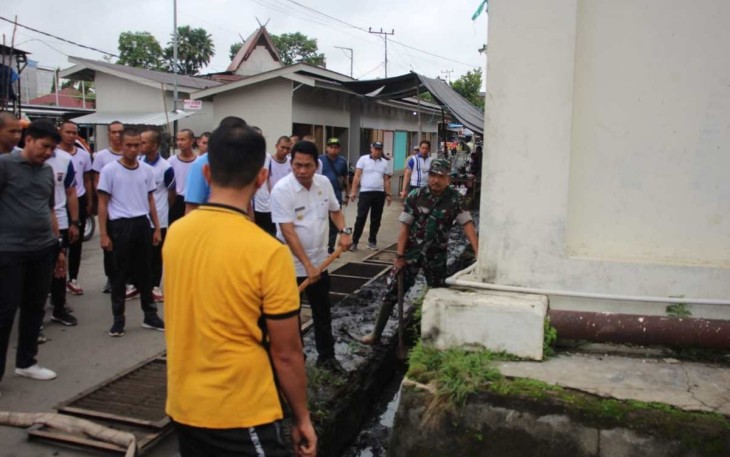 Gerakan Jumat Bersih di Pasar Paringin