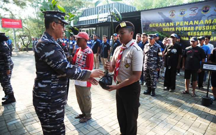 Siswa Suspa Potmar TNI AL Lattek Penanaman Mangrove