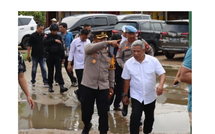 Kapolres Kubu Raya AKBP Wahyu Jati Wibowo bersama Bupati Kubu Raya H. Muda Mahendrawan meninjau pelaksanaan pemungutan suara Pemilu 2024 di TPS 018 Perumahan Star Borneo Residence (SBR 7) Desa Ampera Raya, Kecamatan Sungai Ambawang Kabupaten Kubu Raya Kalimantan Barat, Rabu (14/2/24)