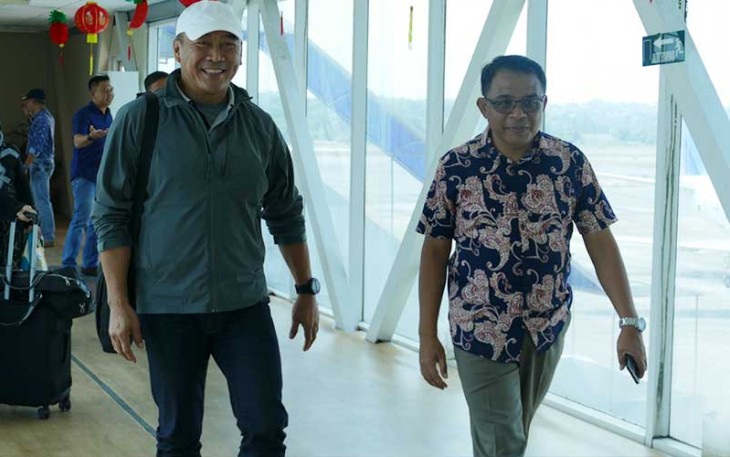 Danlanudal TPl (kanan) saat sambut Kedatangan Tim Wasrik Itjenal di Bandara RHF, Tanjungpinang, Minggu (11/02/2024).