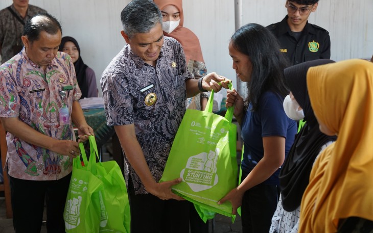 Pj Bupati Karanganyar Timotius Suryadi menyerahkan bantuan cadangan pangan bergizi kepada warga, di Kantor Pos Karanganyar, Selasa (3/9/2024)