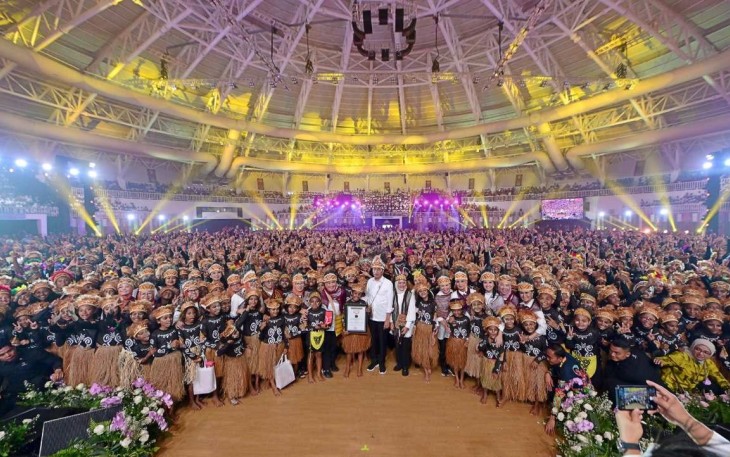 Presiden RI Joko Widodo menghadiri Puncak Peringatan Hari Anak Nasional Tahun 2024 yang digelar di Istora Papua Bangkit, Kabupaten Jayapura, Provinsi Papua, Selasa (23/07/2024)