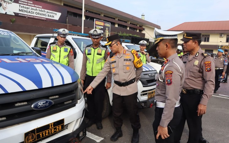 Kombes Pol Dr Teddy JS Marbun mengecek kendaraan patroli Presisi Sat Lantas dan Samapta Polrestabes Medan, Rabu (3/1/2024). Pengecekan dilakukan di halaman Mapolrestabes Medan Jalan HM Said Medan