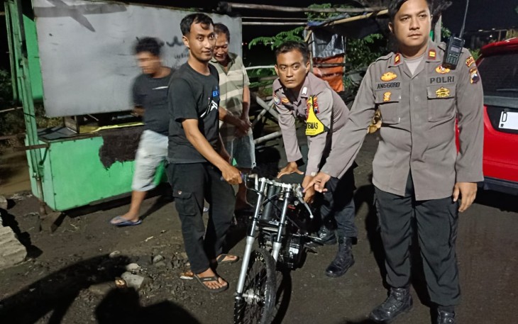 Polisi menindak sekelompok pemuda saat hendak memulai aksi balap liar di kawasan Jalan Solo - Sragen, tepatnya di depan SPBU Waru, Kecamatan Kebakkramat, Kabupaten Karanganyar, pada Minggu (4/2/2024) jelang dini hari.