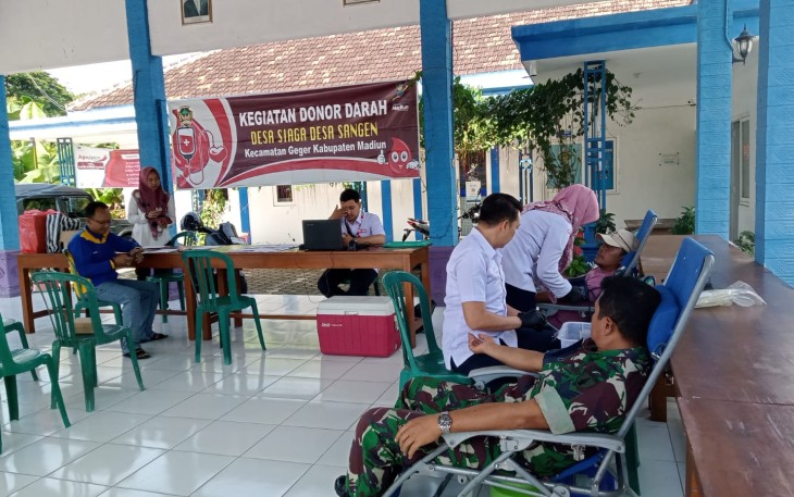 Serka Supriyanto anggota Koramil 13/Kebonsari Kodim 0803/Madiun turut melaksanakan kegiatan donor darah yang dilakukan oleh petugas PMI Kabupaten Madiun