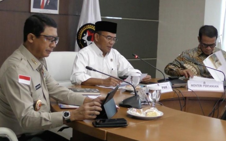 Kepala BNPB Letjen TNI Suharyanto, S. Sos., M.M., saat menghadiri rapat tingkat Menteri yang dipimpin oleh Menteri Koordinator Bidang Pemberdayaan Manusia dan Kebudayaan (Menko PMK) Muhadjir Effendy yang dihelat di Kantor Menko PMK, dan dihadiri juga oleh Menteri Pertanian Amran Sulaiman di Jakarta pada Senin (19/2). 