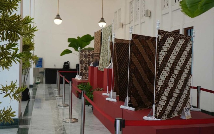 Pameran batik menyambut wisatawan selama Nataru di stasiun Yogyakarta
