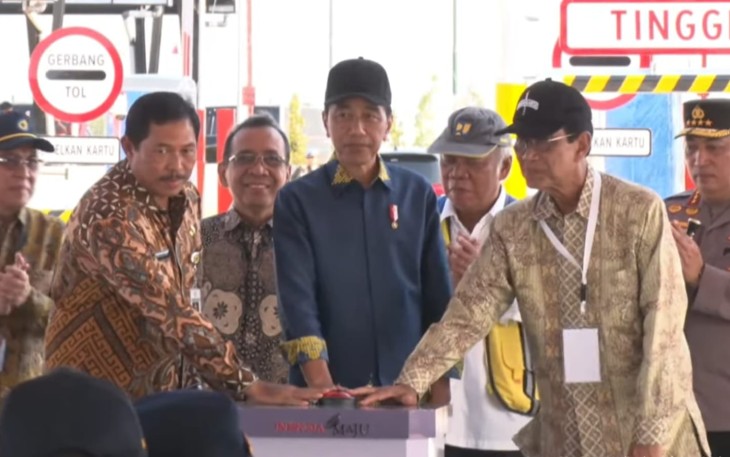 Presiden Joko Widodo didampingi sejumlah pejabat menekan tombol sirine saat meresmikan jalan tol ruas Solo - Yogyakarta seksi 1 Kartasura - Klaten, di exit tol Banyudono, Boyolali, Kamis (19/9/2024) sore.