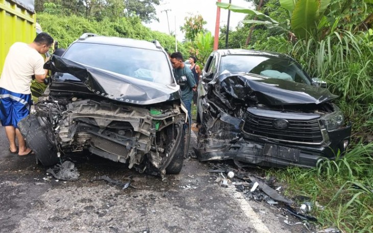 Beginilah kondisi dua unit minibus usai kecelakaan yang terjadi di Desa Huta Holbung, Kecamatan Sayur Matinggi, Kabupaten Tapsel