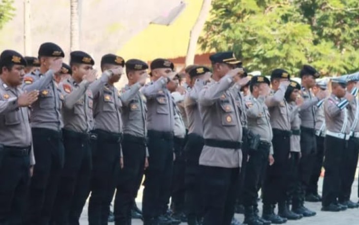 Ratusan personel Polres Manggarai Barat,  Nusa Tenggara Timur siap mengamankan acara pentabisan uskup perdana di Labuan Bajo,Jumat (1/11/2024)