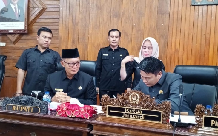 DPRD saat Gelar Rapat Paripurna Pengesahan APBD Kabupaten Kaur Tahun 2025