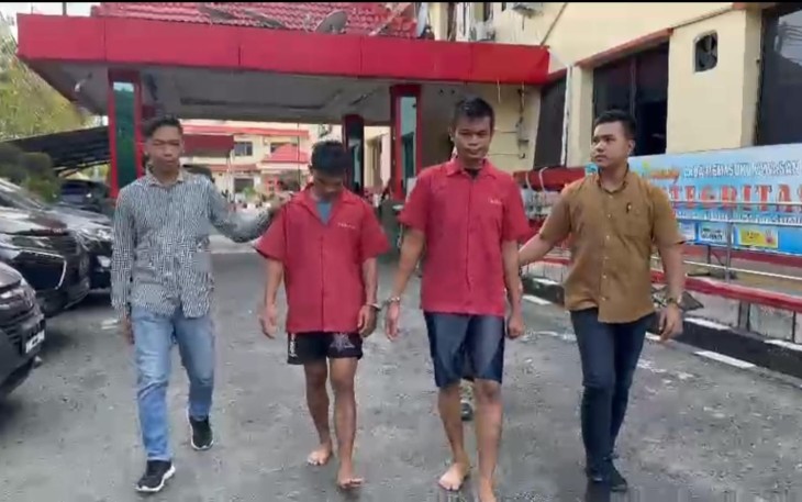 Tersangka kenakan baju tahanan saat diamankan