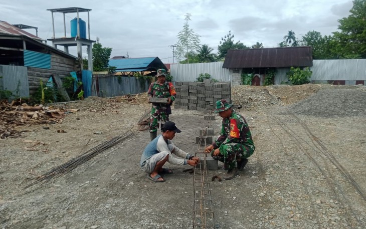 Babinsa Koramil 03/Kuala Kencana saat Komsos dan Karya Bakti di Pondok Pesantren