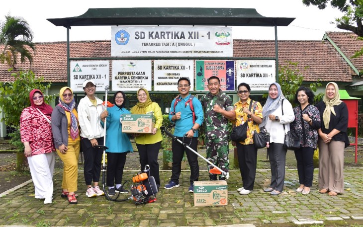 Ketua Persit Kartika Candra Kirana PCBS Akademi Militer (Akmil), Ibu Novita Sidharta Wisnu Graha, menunjukkan kepedulian sosial dengan memberikan sumbangan berupa mesin rumput kepada SMP Ahmad Yani Panca Arga I dan SD Kartika XII Panca Arga I, bertempat di Asrama Akademi Militer Panca Arga I Magelang