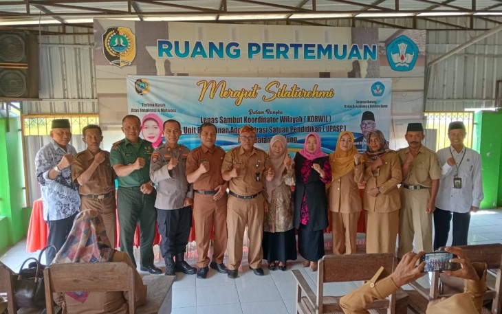 Danramil Tipe B 0807/11 Bandung Kapten Inf Anjar Y melaksanakan komsos dalam rangka undangan pisah sambut Korwil Unit Pelayanan Administrasi Satuan Pendidikan (UPASP) Kecamatan Bandung Kabupaten Tulungagung Jawa Timur, Selasa (09/01/2024)