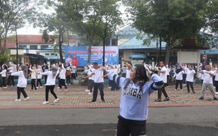 Komandan Kodim 0807 Tulungagung Letkol Czi Nooris Agus Rinanto, S.I.P dan Ketua Persit Cabang XXI Kodim 0807 Ny. Irma Nooris Agus Rinanto mengikuti acara senam zumba massal bersama Pj Bupati Tulungagung di halaman Kantor Bupati Tulungagung, Jumat (01/03/2024)