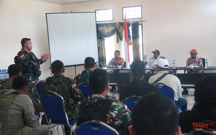 Jajaran Satgas 330 dipimpin langsung oleh Dansatgas Pamtas Mobile Yonif 330 Tri Dharma, Mayor Inf Dedy Pungky Irawanto, S.I.P., M.I.Pol turut hadir dalam rapat koordinasi tindak lanjut penanganan bencana tanah longsor dan banjir bandang yang menerjang Intan Jaya, bertempat di Kantor Bupati Intan Jaya, Papua Tengah, pada Sabtu (10/2/2024)