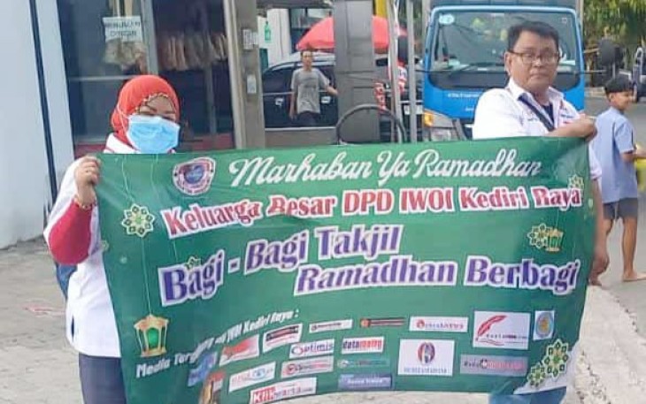 DPD IWOI Kediri Raya Bagikan Ratusan Takjil Gratis