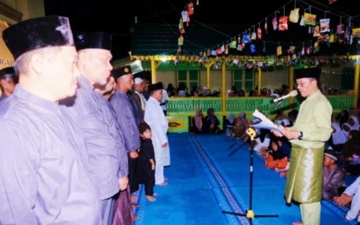 Gubernur Ansar diwakili Penjabat (Pj.) Walikota Tanjungpinang, Hasan, saat Kukuhkan Pengurus Masjid Raya Sultan Riau ​​​​i Halaman Masjid Raya Sultan Riau Pulau Penyengat, Rabu (7/2) malam.