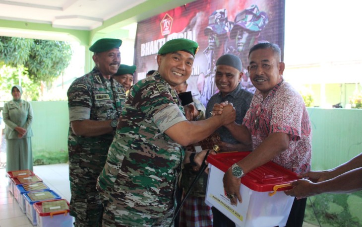  Kodim Abdya Bagikan Paket Makan Siang Gratis Juru Parkir dan Penarik Becak