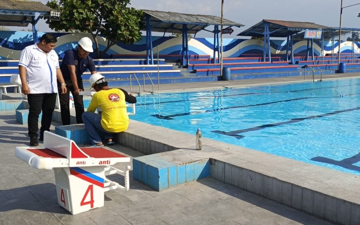 Direktur Utama PUD Aneka Usaha Karanganyar, Samidi, saat memantau persiapan lokasi lomba renang Peparnas di kolam renang Intan Pari Karanganyar, Senin (30/09/2024)