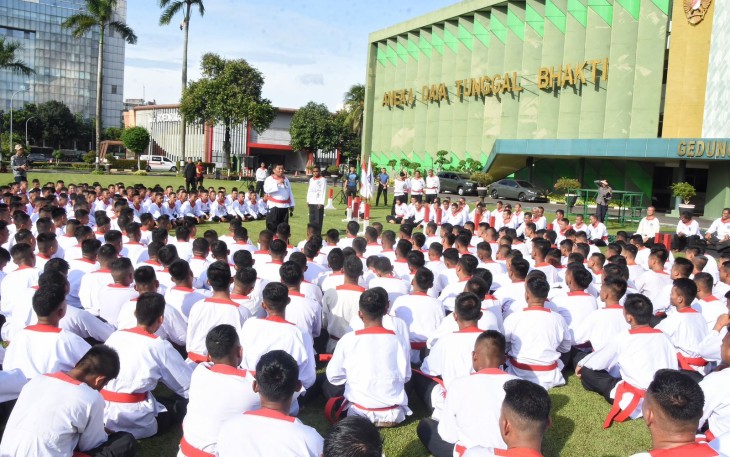 Pangdam Jaya Mayjen TNI Mohamad Hasan yang menjabat sebagai Ketua Umum Pencak Silat Bela Diri Tangan Kosong Merpati Putih (Betako MP) mengadakan Latihan bersama bertempat di Lapangan Jayakarta Makodam Jaya, Jakarta Timur, Kamis (07/03/2024)
