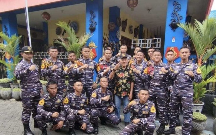 Sebelum berpamitan, tak lupa para Taruna bersama perwira Departemen Marinir memberikan tali asih serta bingkisan dari Departemen Marinir dan ditutup dengan foto bersama keluarga Bapak Soegimin.