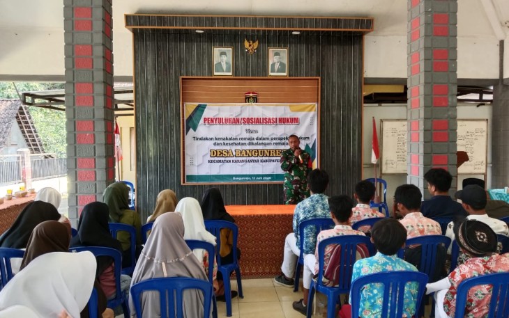 Babinsa Bersama Dinas Terkait saat Berikan Penyuluhan Hukum Kepada Masyarakat 
