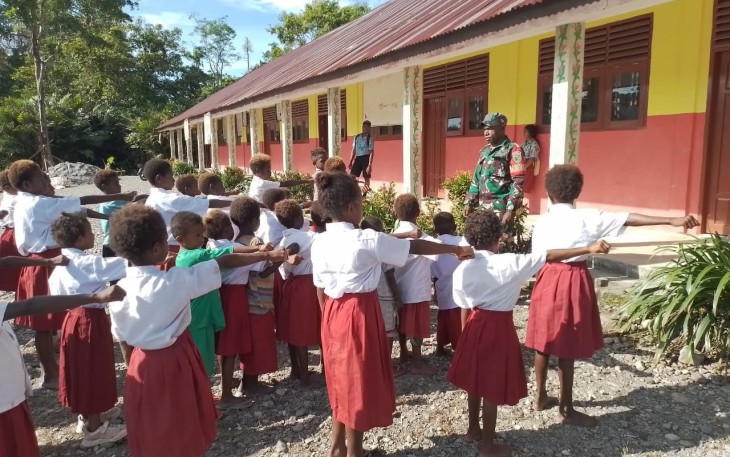 Babinsa Koramil 1710-03/Kuala Kencana Berikan Latihan PBB Kepada Siswa-Siswi SD YPPK St Yakobus