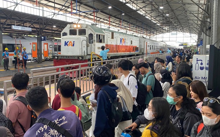 Penumpang kereta api di stasiun Semarang saat liburan sekolah.