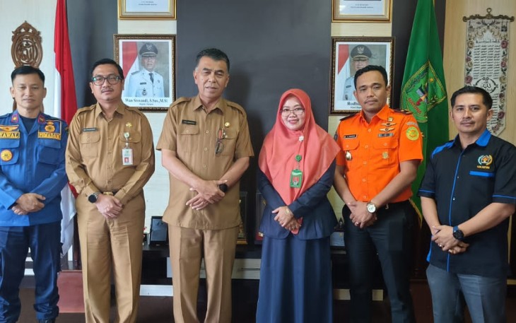 Bupati Natuna Wan Siswandi di dampingi Sekretaris Daerah (Sekda) Natuna, Boy Wijanarko Varianto menerima kunjungan dari Ketua Pengadilan Agama Kabupaten Natuna, Patmilah S.H.I.,M.H. Bertempat di ruang kerja Bupati Natuna. Lantai ll. Jl. Batu Sisir Desa Sungai Ulu Kecamatan Bunguran Timur Kabupaten Natuna, Senin (12/02/2024)