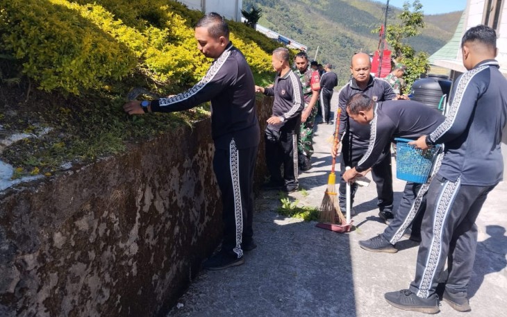 Anggota Polres Karanganyar  kerja bakti membersihkan lingkungan Vihara Lawu, di Tlogodlingo, Desa Gondosuli, Kecamatan Tawangmangu, Karanganyar, Jumat (21/6/2024).