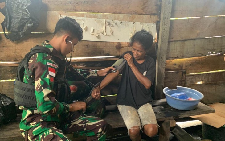 Satgas Yonif 122/TS yang berada di bawah K olaopsrem 172/PWY, Pos KM 76 dari rumah ke rumah memberikan Pelayanan Kesehatan gratis kepada masyarakat di Kampung binaan Pos, guna meningkatkan Kesehatan masyarakat di Wilayah Perbatasan, Distrik Manem, Kab. Keerom, Papua, Selasa (16/12/2023)