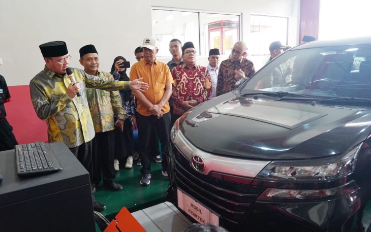 Gubernur Bengkulu Rohidin Mersyah meresmikan Teaching Factory 'teknik kendaraan ringan' Sekolah Menengah Kejuruan (SMK) Negeri 1 Air Rambai Kec. Curup Rejang Lebong (RL) pada Sabtu (27/01/2024)