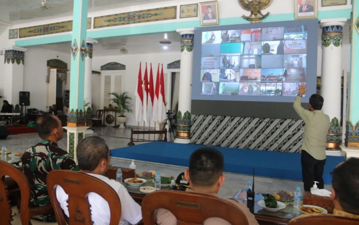 Tampak dalam rombongan yang dipimpin Danrem 081/DSJ Kolonel Inf H. Sugiyono, antara lain Pj. Bupati Madiun H. Tontro Pahlawanto, Dandim 0803/Madiun Letkol Inf Meina Helmi, Kapolres Madiun AKBP Muhammad Ridwan, Kapolres Madiun Kota AKBP Catur Cahyono Wibowo