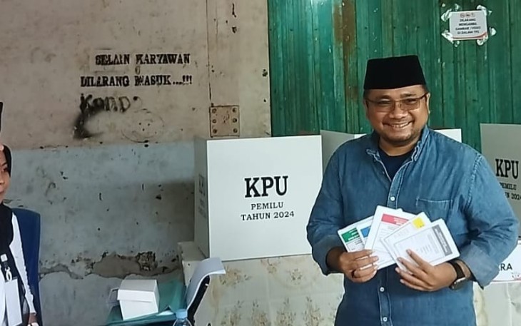 Menag melakukan pencoblosan di TPS 05 Kelurahan Leteh, Rembang, Rabu (14/02/2024).