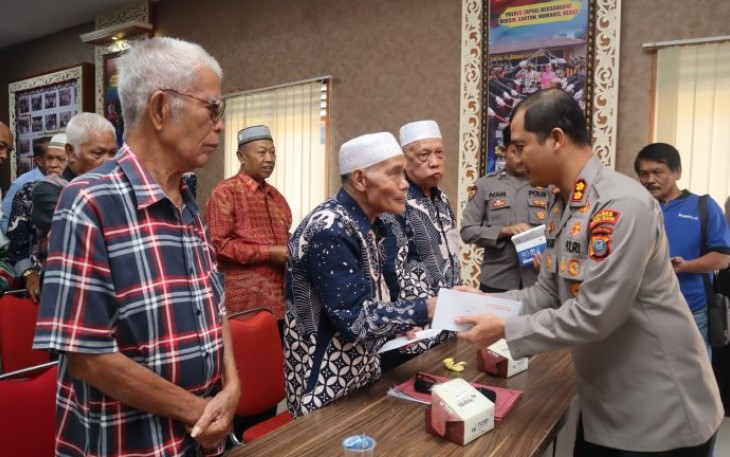 Sebagai bentuk hormatnya, Kapolres Tapsel, AKBP Yasir Ahmadi, menggelar silaturahmi sekaligus memberikan tali asih ke Purnawirawan dan Wakawuri Polri