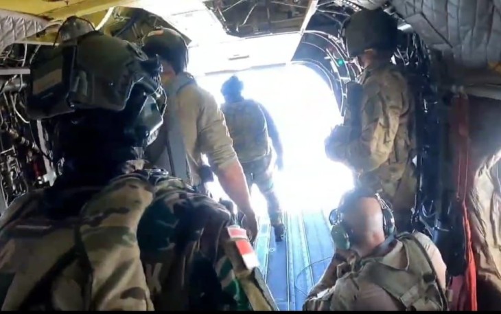 Aksi Memukau Kopaska TNI AL Berlatih Free Fall Dengan Navy Seal pada Latma Rimpac 2024 