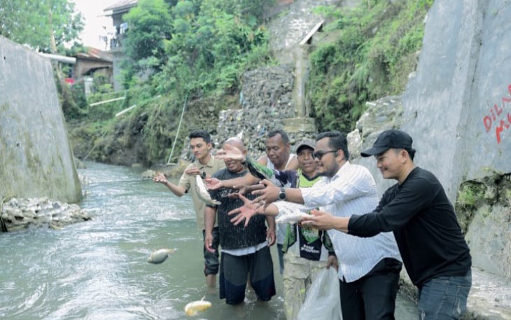 Anggota DPRD dari PDI Perjuangan, M Fajar Dalimunthe, melakukan aksi nyata dengan tebar ikan di Sungai Lubuk Larangan, Kelurahan Tano Bato, Kamis (17/10/2024)