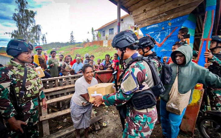 Dansatgas Yonif 310/KK saat berikan bantuan ke warga