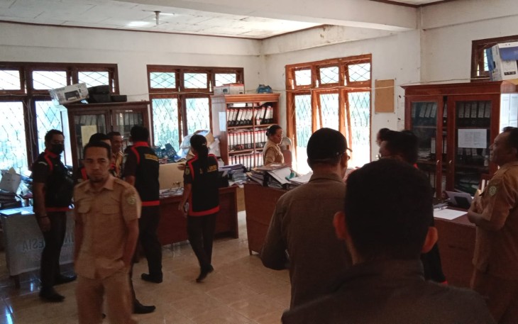 Sejumlah Satuan Khusus Pemberantasan Korupsi Kejaksaan Manggarai Barat Sedang Melakukan Penggeledahan Di Ruangan Bendahara Dinas PKO