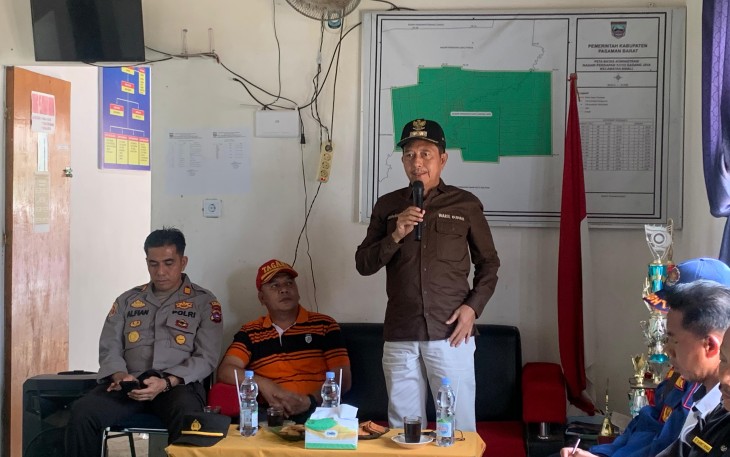 Wakil Bupati Pasaman Barat, Risnawanto dalam pertemuan dan diskusi, pada Senin (11/3) di Kantor Wali Nagari setempat. 