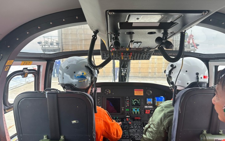 Heli HS-1305 yang diawaki oleh Kapten Laut (P) Rangga Birawa selaku Captain Pilot dan Lettu Laut (P) Galuh Ariyanto selaku Copilot take off dari KRI Diponegoro-365 menuju ke HS Linmos untuk melaksanakan touch and go dengan metode visual approach