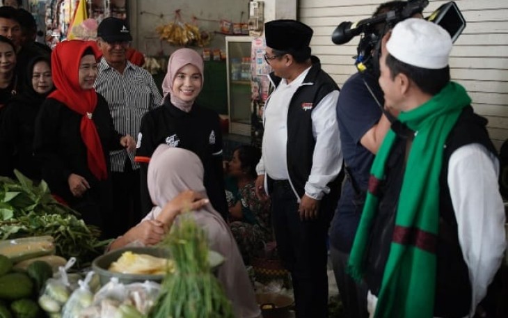 Istri calon presiden nomor urut 3 Ganjar Pranowo, Siti Atikoh Supriyanti saat blusukan di Pasar Induk Bondowoso, Jawa Timur, Kamis (25/1/2024).