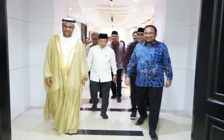 Menag Yaqut bersama  Duta Besar UEA untuk Indonesia dan ASEAN Y.M. Abdulla Salem Obaid Al-Dhaheri di Kantor Kementerian Agama, Jakarta, Jumat (19/1/2024).
