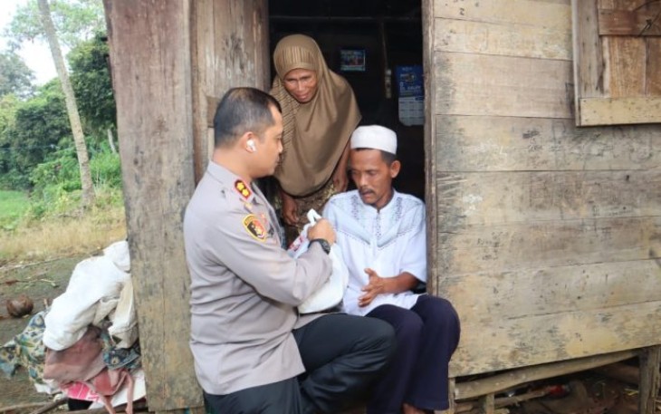 AKBP Yasir Ahmadi, SIK, MH, santuni dua warga Pra Sejahtera di Desa Aek Godang, Kecamatan Hulu Sihapas, Kabupaten Padang Lawas Utara (Paluta), Senin (25/03/2024)